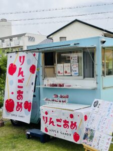 【キッチンカーweek1日目】
今週6/17(月)19(水)21(金)の3日間はキッチンカーが園田学園にやってきます♪
6/17(月)はApple Kitchenさんです。
りんご飴をはじめ、フルーツ飴がたくさん♪
昼休みはチャイム後すぐに30mの行列！
放課後はゆったり購入できたかな。

校内での販売のため、一般の方はご購入いただけません。
園田学園生限定販売です。

【予告】
6/19(水)Molti Sorrisi
イタリアンサンド
イタリアンソーダ
ジェラート4種
焼き芋アイス

6/21(金)キッチンスタジオ マーノ
季節のフルーツサンド
タコライス
照り焼きサンド
映えスムージー