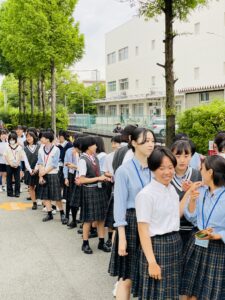 【キッチンカーweek1日目】
今週6/17(月)19(水)21(金)の3日間はキッチンカーが園田学園にやってきます♪
6/17(月)はApple Kitchenさんです。
りんご飴をはじめ、フルーツ飴がたくさん♪
昼休みはチャイム後すぐに30mの行列！
放課後はゆったり購入できたかな。

校内での販売のため、一般の方はご購入いただけません。
園田学園生限定販売です。

【予告】
6/19(水)Molti Sorrisi
イタリアンサンド
イタリアンソーダ
ジェラート4種
焼き芋アイス

6/21(金)キッチンスタジオ マーノ
季節のフルーツサンド
タコライス
照り焼きサンド
映えスムージー