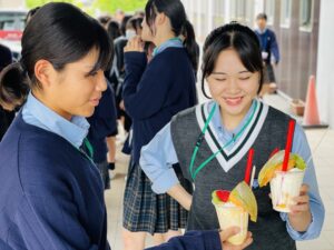 【キッチンカーweek3日目】
今週6/17(月)19(水)21(金)の3日間はキッチンカーが園田学園にやってきます♪
6/21(金)はキッチンスタジオ マーノさんです。
季節のフルーツサンドや映えスムージーなどのデザート系まで盛りだくさん♪

校内での販売のため、一般の方はご購入いただけません。
園田学園生限定販売です。

【計画中】
キッチンカーweekにご協力いただいた店舗に文化祭にも来ていただけないか交渉中です。
詳細は決定次第ご連絡いたします。
