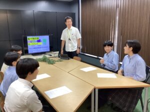 【園田学園女子大学体験】
昨日、中学3年生は「園田学園女子大学」に体験入学をしてきました。
大学は中学校高等学校と少し離れた場所にあります。
大学生に混じって施設を見学し、食堂を利用
購買で自由に買い物、お菓子もオッケー
気分は大学生です♪
様々な専門分野の体験授業も実施してくれました。
将来の進路を考えるきっかけになったかな？

#園田学園中学校高等学校　#園田学園　#園田　#そのだ
#園田学園中学校　#園田学園高等学校
#中学校　#高等学校　#学校
#女子校　#女子高生　#JK
#女子中学生　#JC
#中高一貫校
#兵庫　#尼崎　#塚口
#園田学園女子大学　#女子大学
#体験入学　#オープンキャンパス