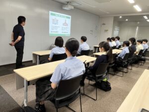 【園田学園女子大学体験】
昨日、中学3年生は「園田学園女子大学」に体験入学をしてきました。
大学は中学校高等学校と少し離れた場所にあります。
大学生に混じって施設を見学し、食堂を利用
購買で自由に買い物、お菓子もオッケー
気分は大学生です♪
様々な専門分野の体験授業も実施してくれました。
将来の進路を考えるきっかけになったかな？

#園田学園中学校高等学校　#園田学園　#園田　#そのだ
#園田学園中学校　#園田学園高等学校
#中学校　#高等学校　#学校
#女子校　#女子高生　#JK
#女子中学生　#JC
#中高一貫校
#兵庫　#尼崎　#塚口
#園田学園女子大学　#女子大学
#体験入学　#オープンキャンパス