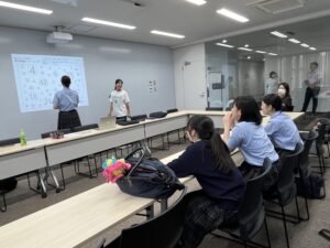 【園田学園女子大学体験】
昨日、中学3年生は「園田学園女子大学」に体験入学をしてきました。
大学は中学校高等学校と少し離れた場所にあります。
大学生に混じって施設を見学し、食堂を利用
購買で自由に買い物、お菓子もオッケー
気分は大学生です♪
様々な専門分野の体験授業も実施してくれました。
将来の進路を考えるきっかけになったかな？

#園田学園中学校高等学校　#園田学園　#園田　#そのだ
#園田学園中学校　#園田学園高等学校
#中学校　#高等学校　#学校
#女子校　#女子高生　#JK
#女子中学生　#JC
#中高一貫校
#兵庫　#尼崎　#塚口
#園田学園女子大学　#女子大学
#体験入学　#オープンキャンパス