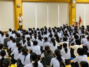 【終業式】
1学期終業式を行いました。
その後、大掃除をし、通信票受け取りです。
1学期の成果はどうだったかな？？

夏休み中も生活リズムを崩さず、学習にも計画的に取り組みましょう。
家族との時間も普段より多く取れると思いますので、大切にしてください。

充実した夏休みをお過ごしください♪
